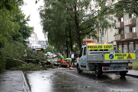Neurje z vetrom podiralo drevesa in odkrivalo strehe (10)